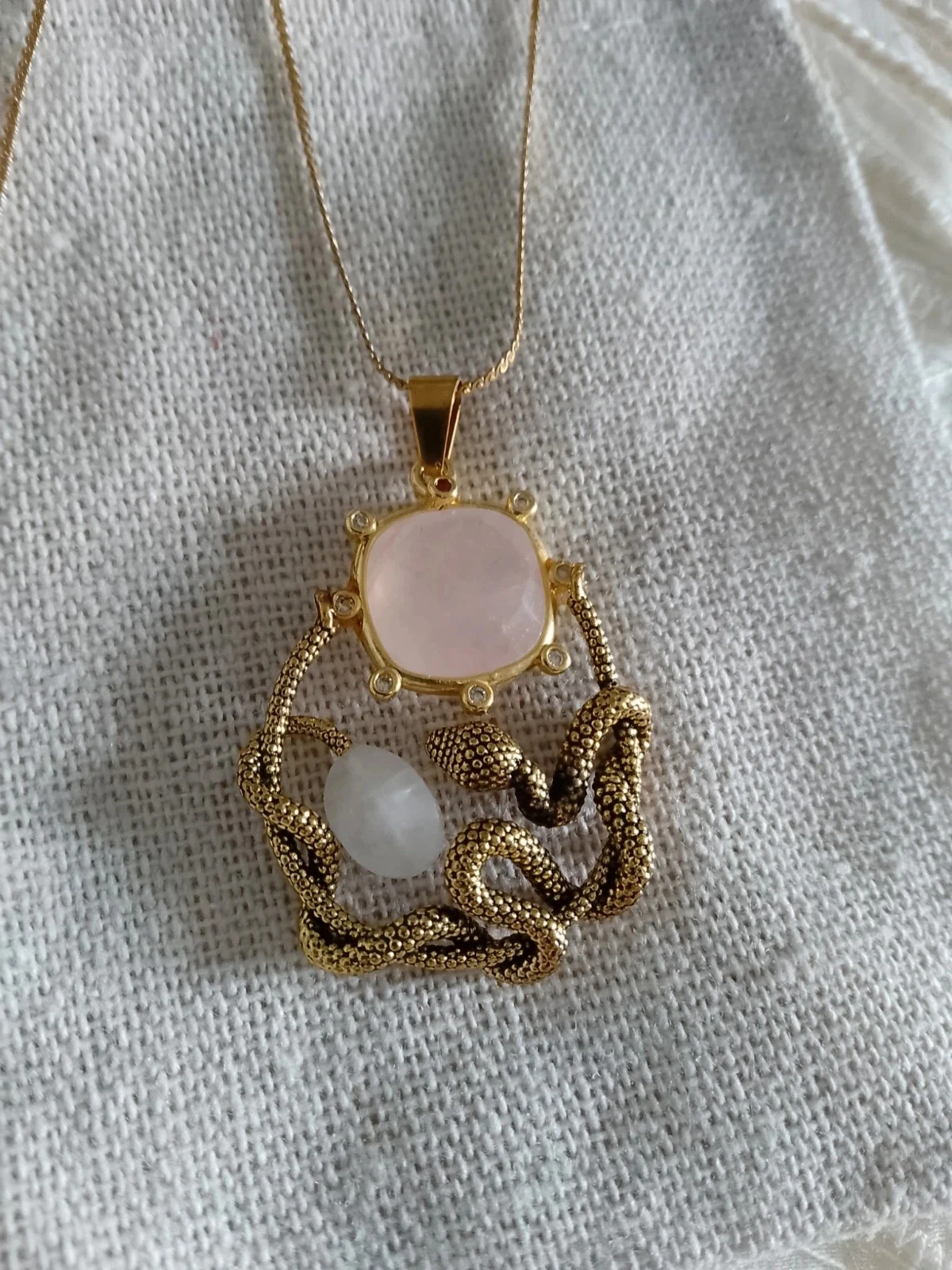 Colar pingente de cobra dourada com pedra de quartzo rosa e cristal de rocha – photo 2